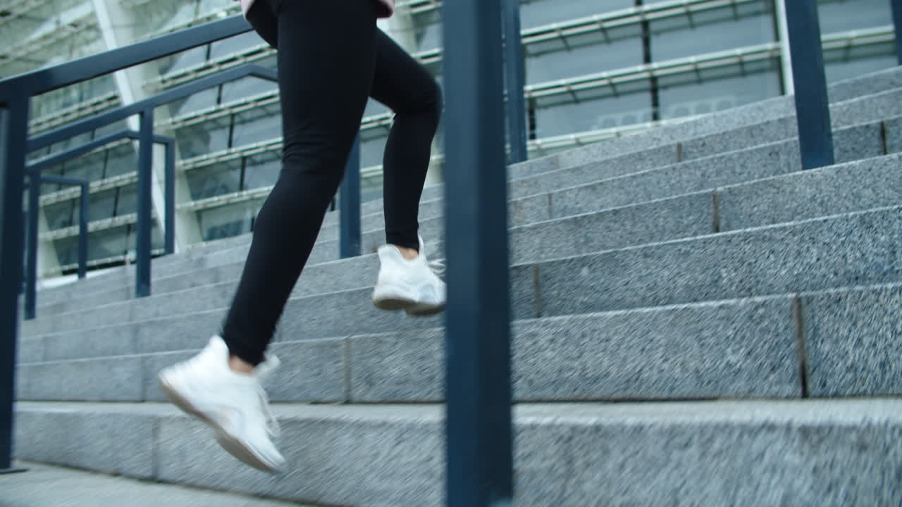 вблизи женские ноги, поднимающиеся по лестнице на открытом воздухе. вблизи спортсменка бегает