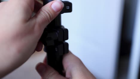 instalando luces en un estudio para una sesión de fotos 4k