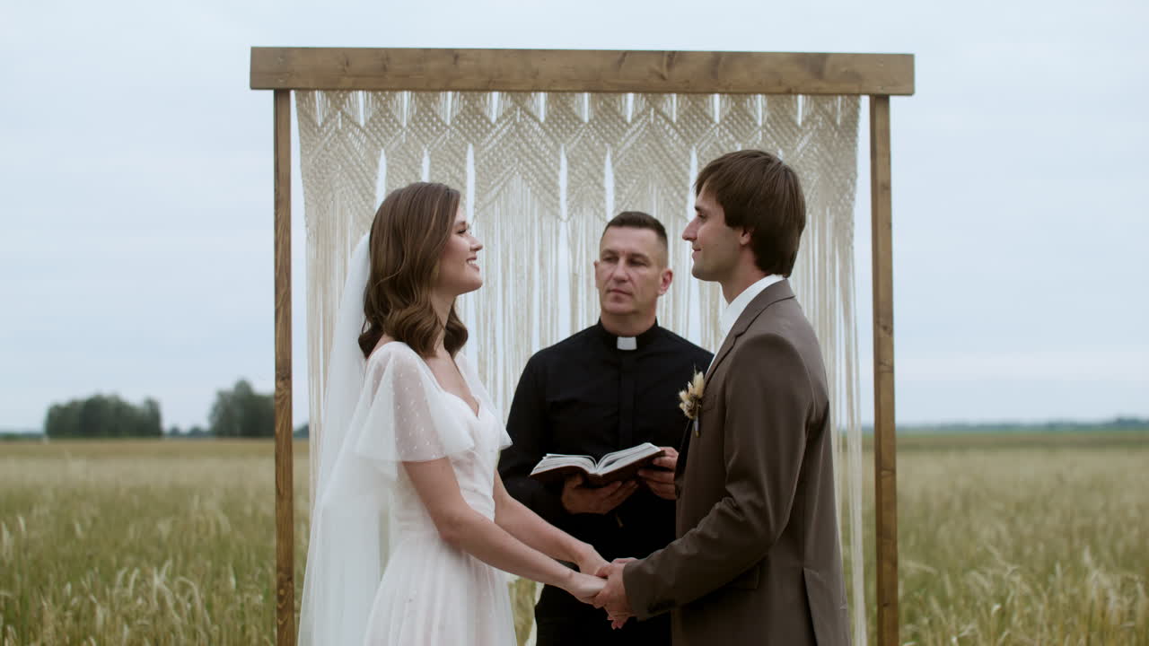 пара, которая выходит замуж