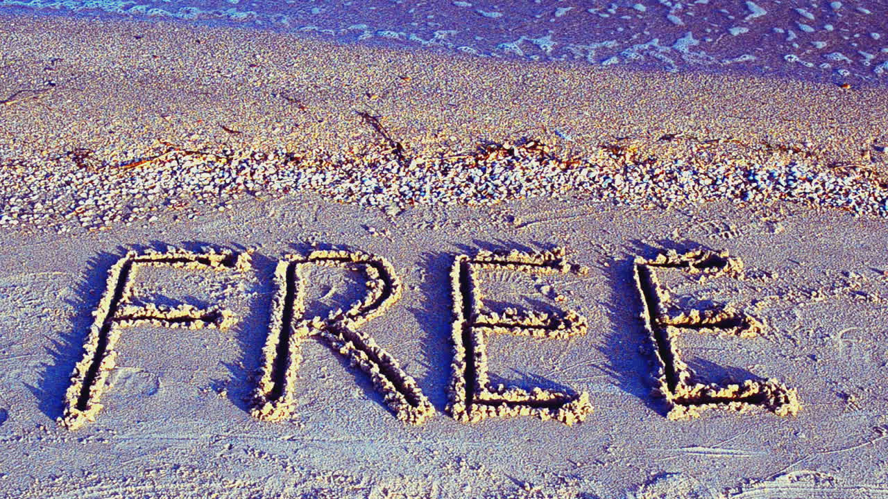 Vrije inscriptie op zand, het strand. Inscriptie op zand.