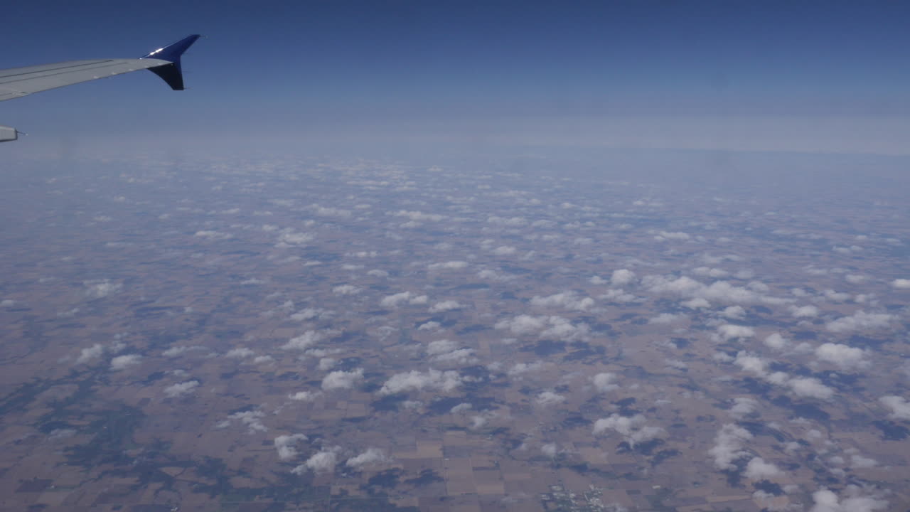 vista aérea de américa por encima de las nubes desde la ventana del avión 4k