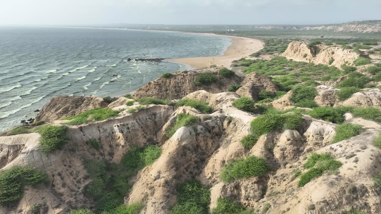 vista aérea sobre la costa erosionada junto a la playa de gadani