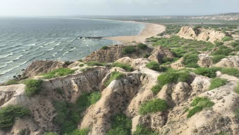 Vista-Aérea-Sobre-La-Costa-Erosionada-Junto-A-La-Playa-De-Gadani