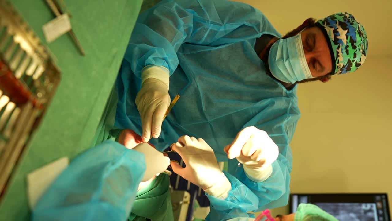 cirujanos que realizan un procedimiento médico en una sala de operaciones