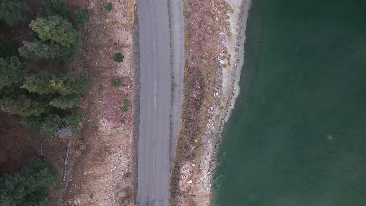 4k mirando hacia el lago y la carretera