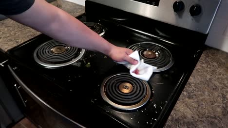 limpiando los restos de comida encima de un