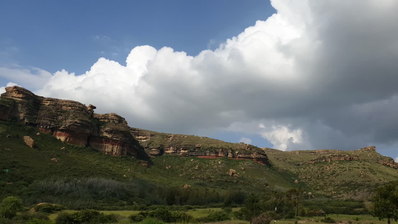la escénica granja de invitados camelroc moluti acantilados de montaña de arenisca lapso de tiempo en la nube al final de la tarde sobre los acantilados de arenisca cerca de la frontera con lesotho