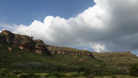 La-Escénica-Granja-De-Invitados-Camelroc-Moluti-Acantilados-De-Montaña-De-Arenisca-Lapso-De-Tiempo-En-La-Nube-Al-Final-De-La-Tarde-Sobre-Los-Acantilados-De-Arenisca-Cerca-De-La-Frontera-Con-Lesotho