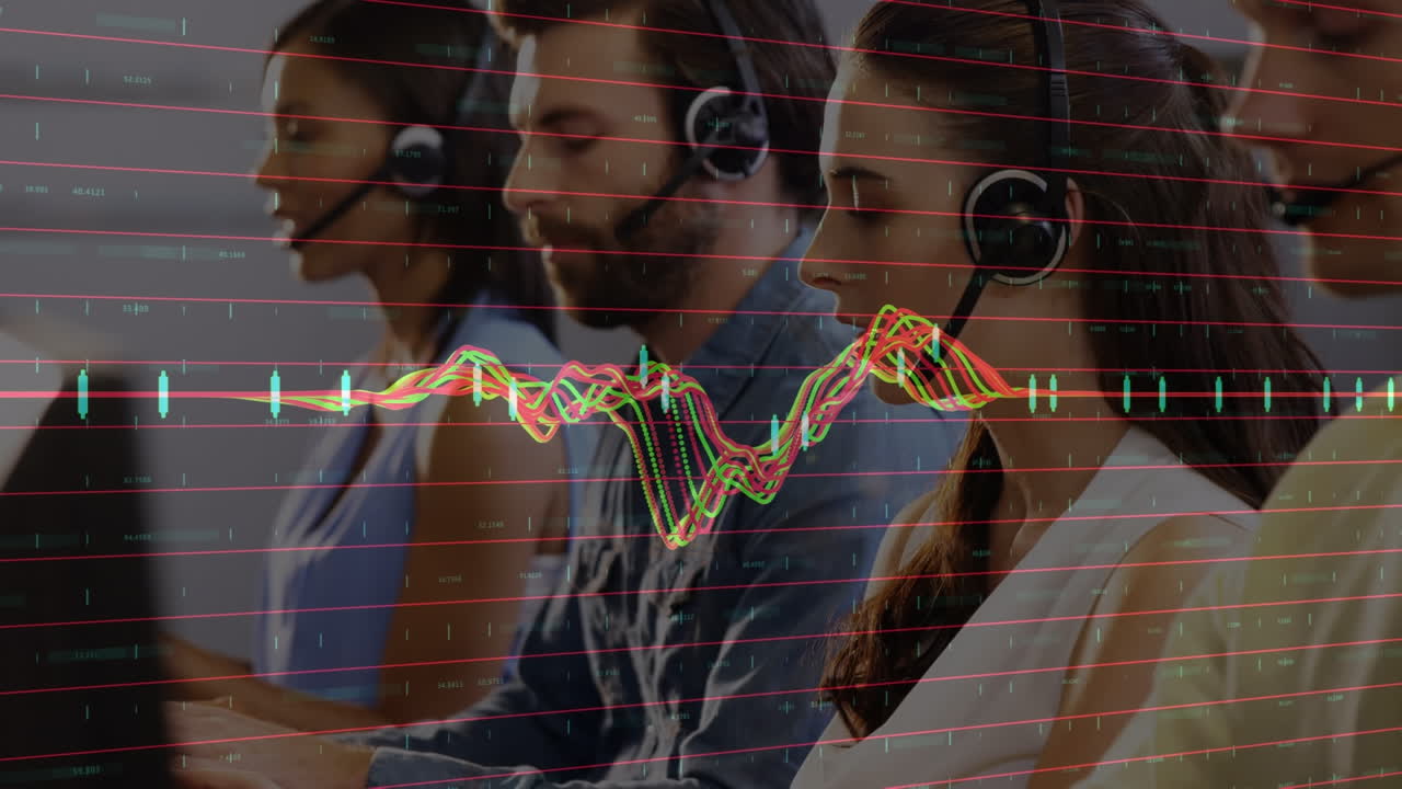 animación del procesamiento de datos financieros sobre diversas personas de negocios con auriculares