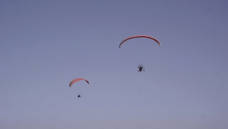 Dos-Parapentes-Volando-En-Tándem,-Deporte-Competitivo-Recreativo