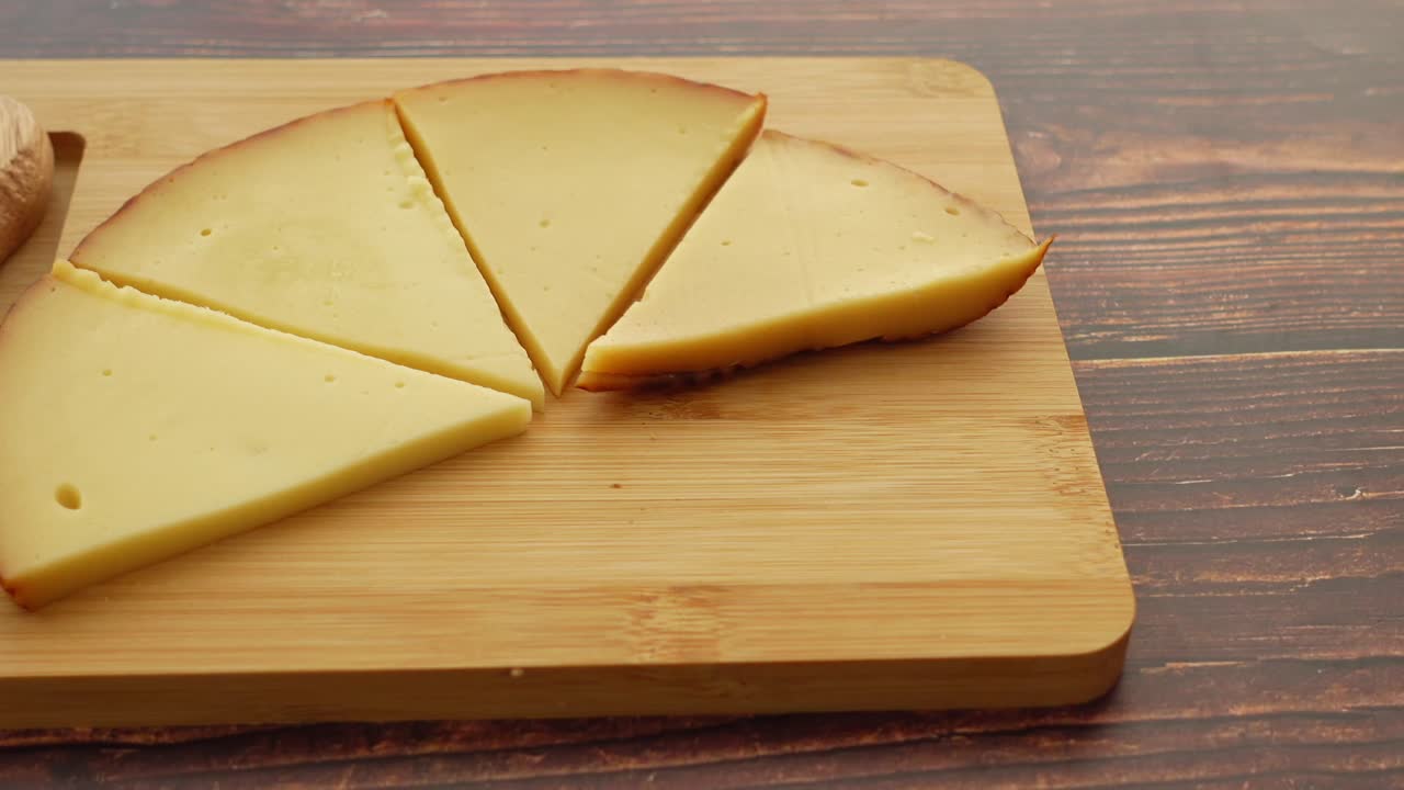 rebanadas de queso en una tabla de madera