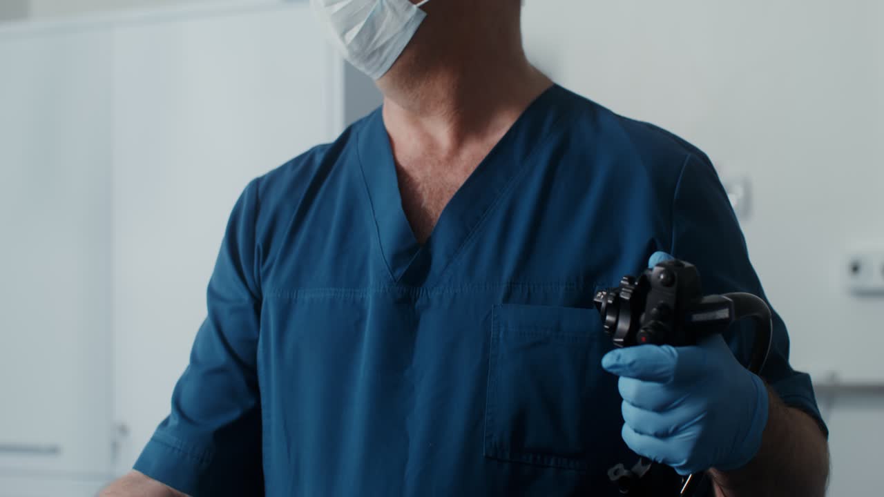 médico con un endoscopio