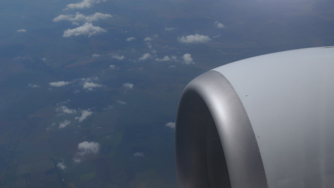 вид на самолет из окна