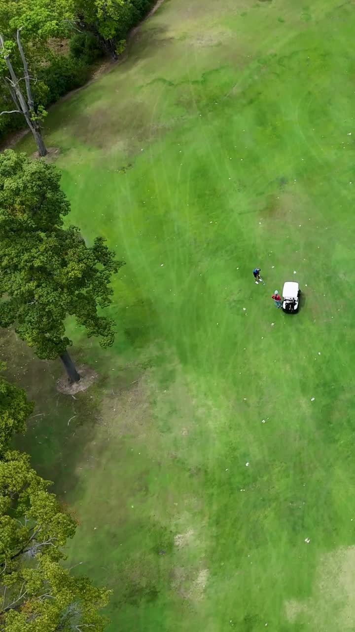 드론 영상은 태국 푸켓의 울창하고 푸른 코스에서 골퍼들을 포착하여 활기찬 풍경과 조용한 분위기를 강조합니다.