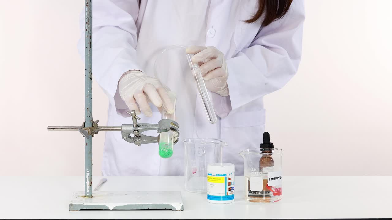 demostración de una reacción química en un entorno de laboratorio