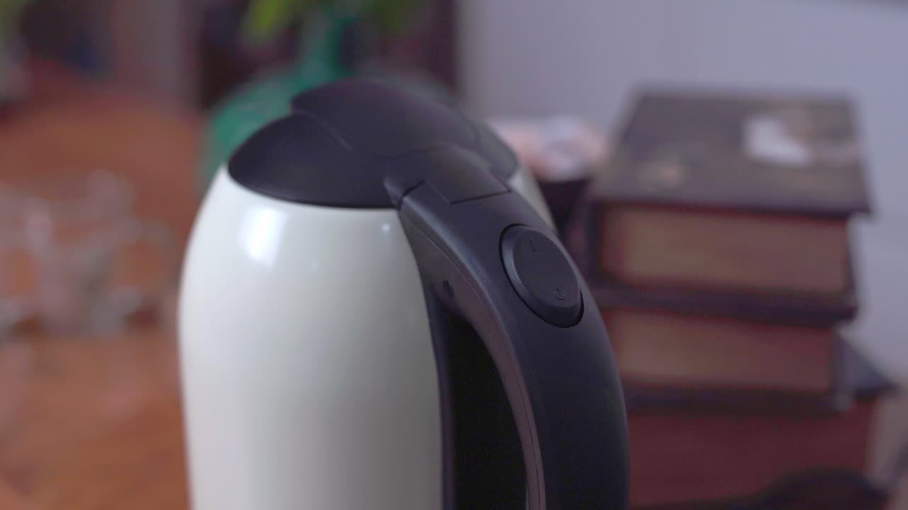 손으로 전기 물 보일러를 켜고, 클로즈업 정적  ⁇