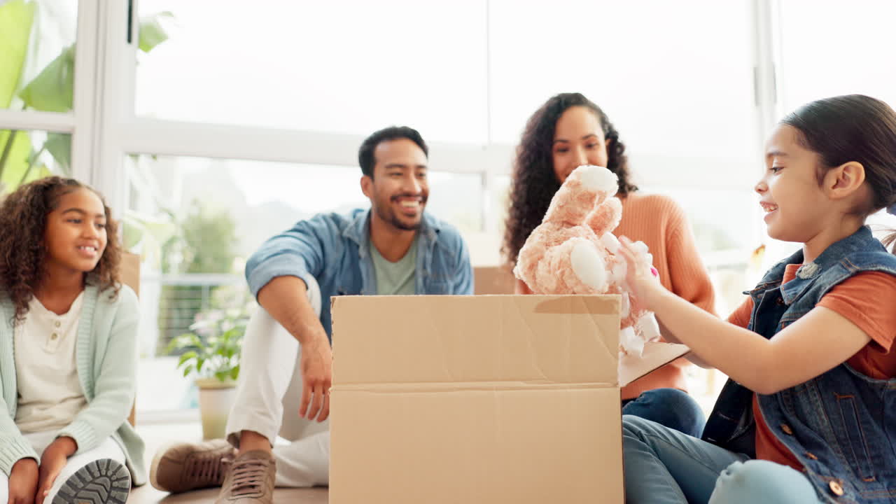 chica feliz, en movimiento y oso de peluche en la casa de la familia