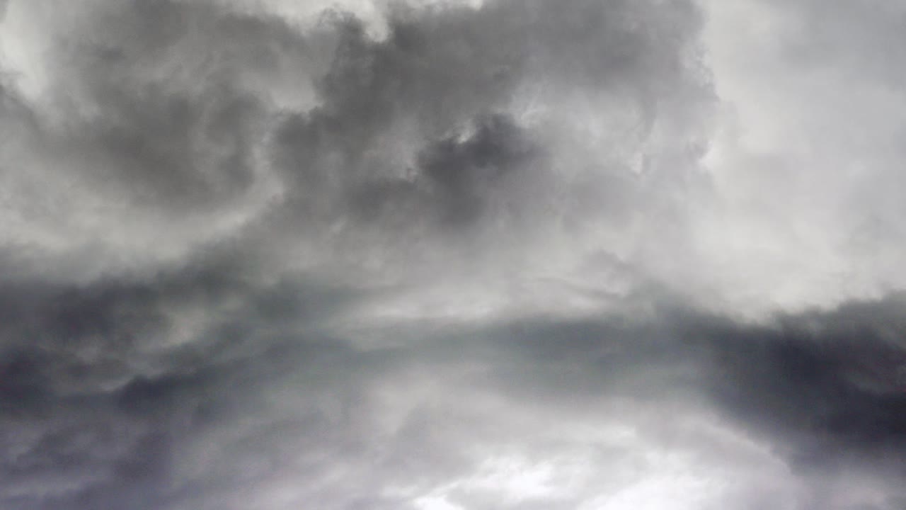 tormenta de 4k en el cielo oscuro