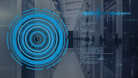 animación del escáner azul y procesamiento de datos a través de la sala del servidor informático