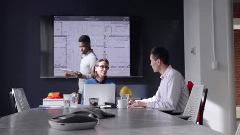 profesionales de negocios que trabajan en una oficina moderna