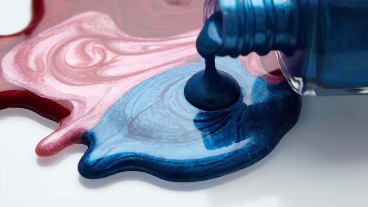 Gießen und Mischen von rotem, rosa und blauem schimmerndem Nagellack