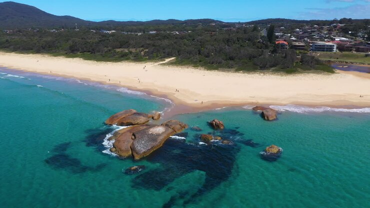 Bellissima spiaggia australiana sulla costa del Nuovo Galles del Sud, filmato aereo soleggiato