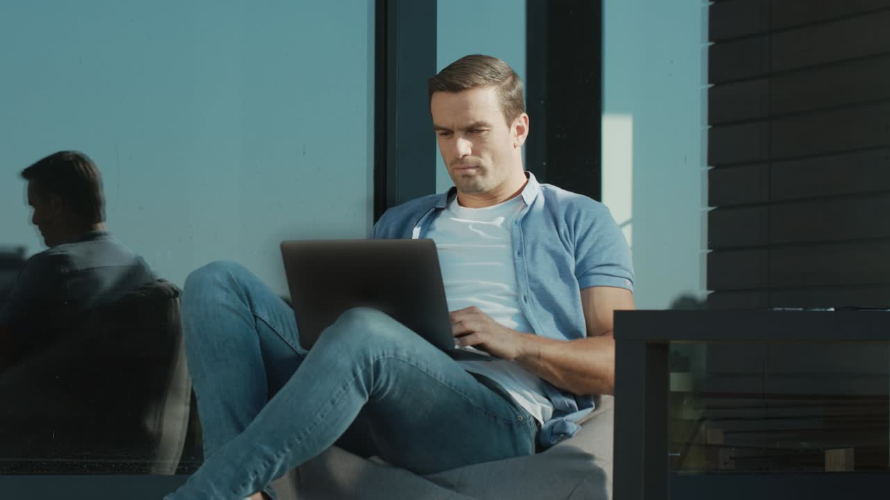 hombre de negocios feliz disfrutando del triunfo. retrato hombre celebrando objetivos comerciales