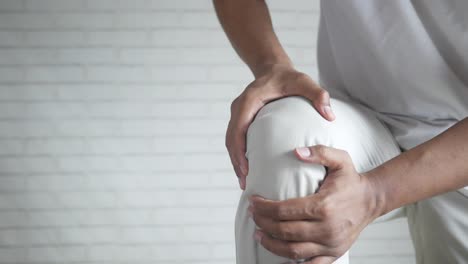 hombre sosteniendo su dolorosa rodilla