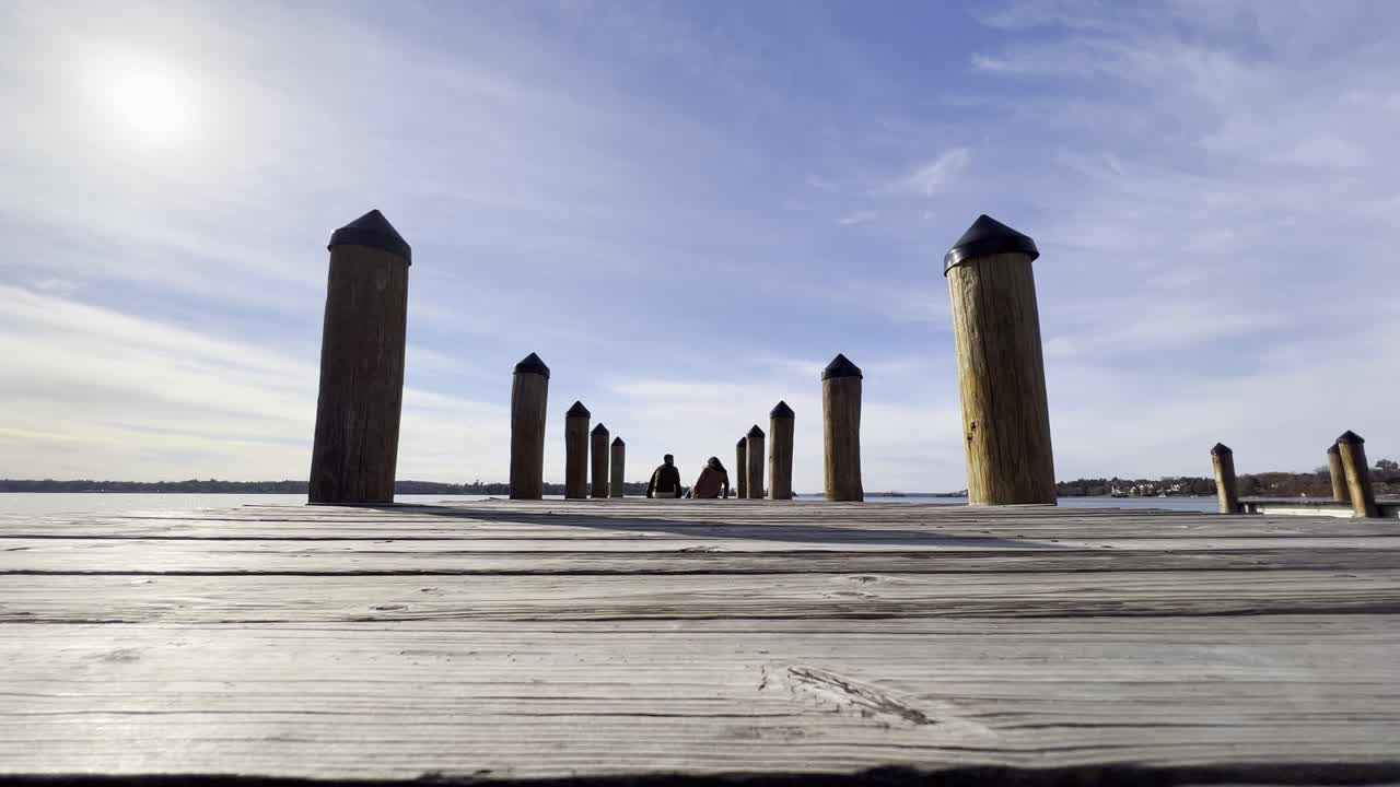 맑은 하늘과 보트 갑판 부두 화창한 오후에 함께 걷는 커플