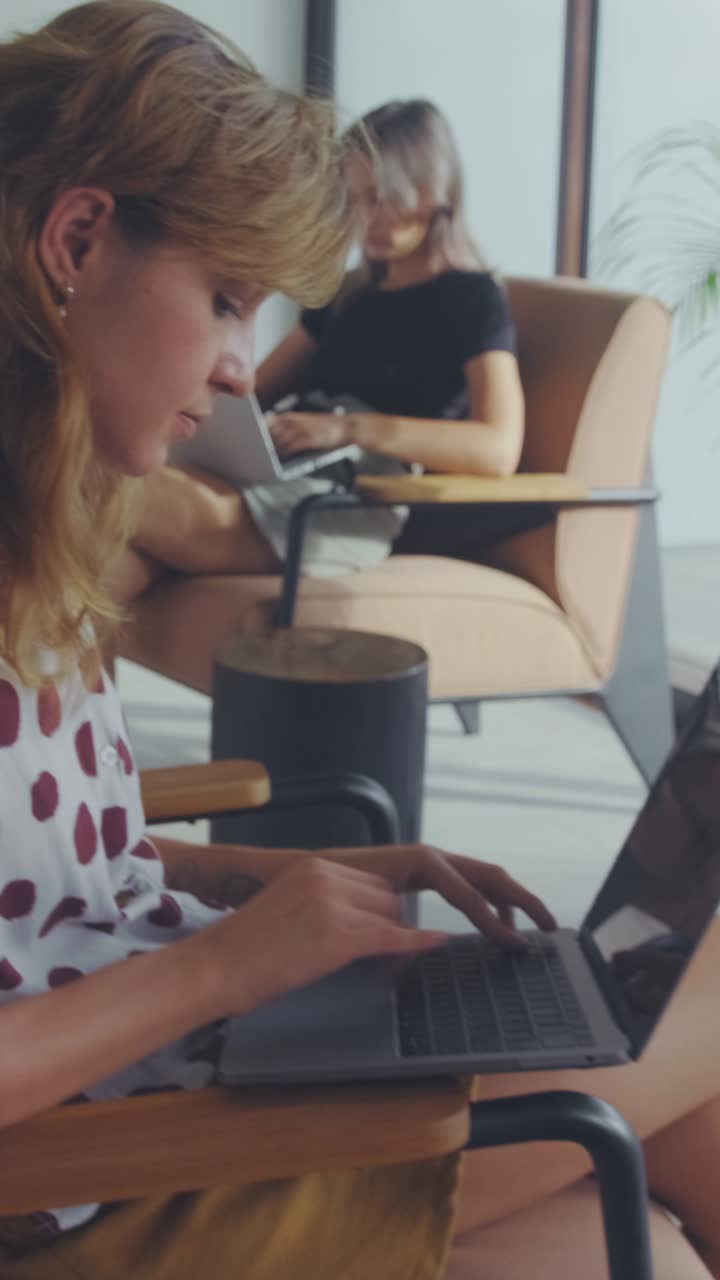 Donne che lavorano al portatile durante il giorno