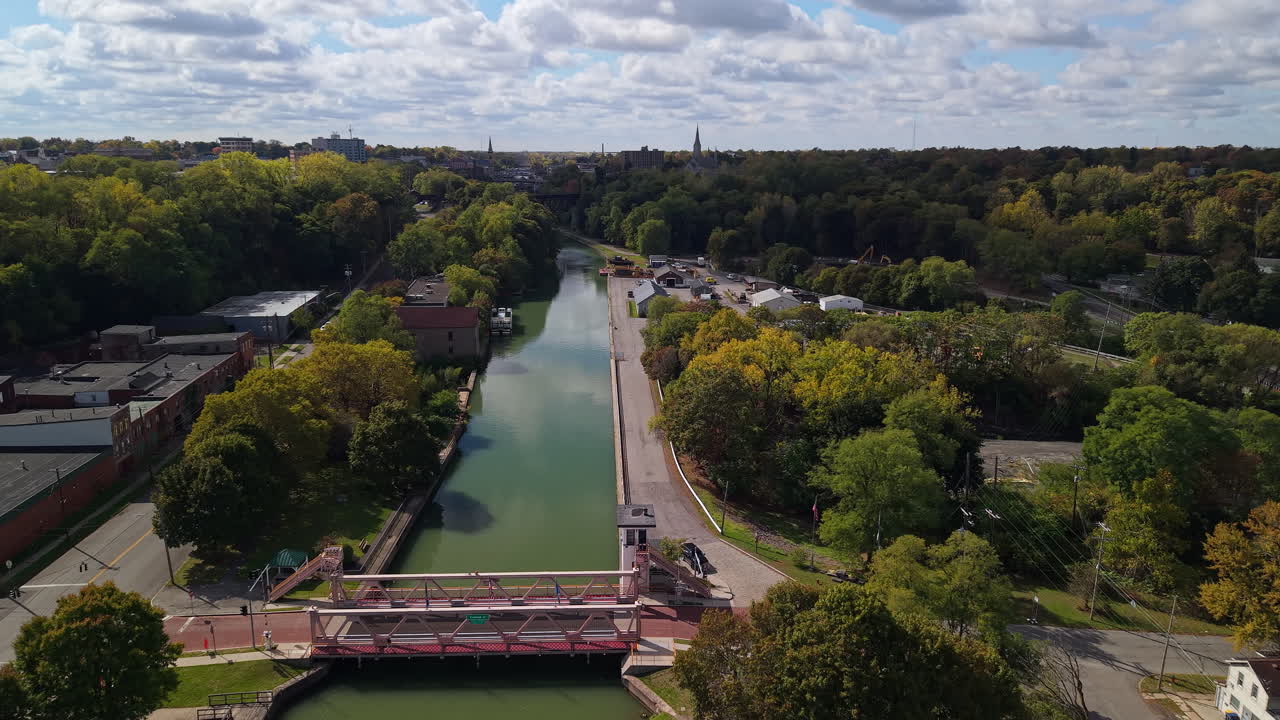 Vista aerea del ponte del Canale Erie a Lockport, New York, USA, circondato da alberi autunnali e paesaggio urbano storico