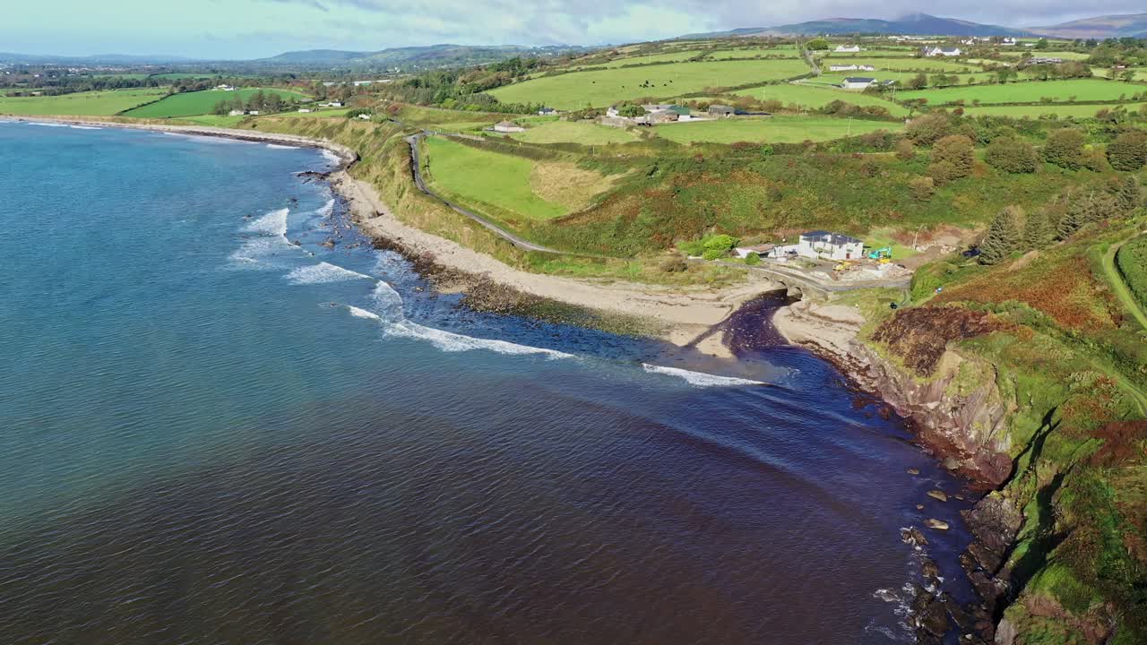vista aérea de la costa irlandesa y el paisaje en la desembocadura de un río