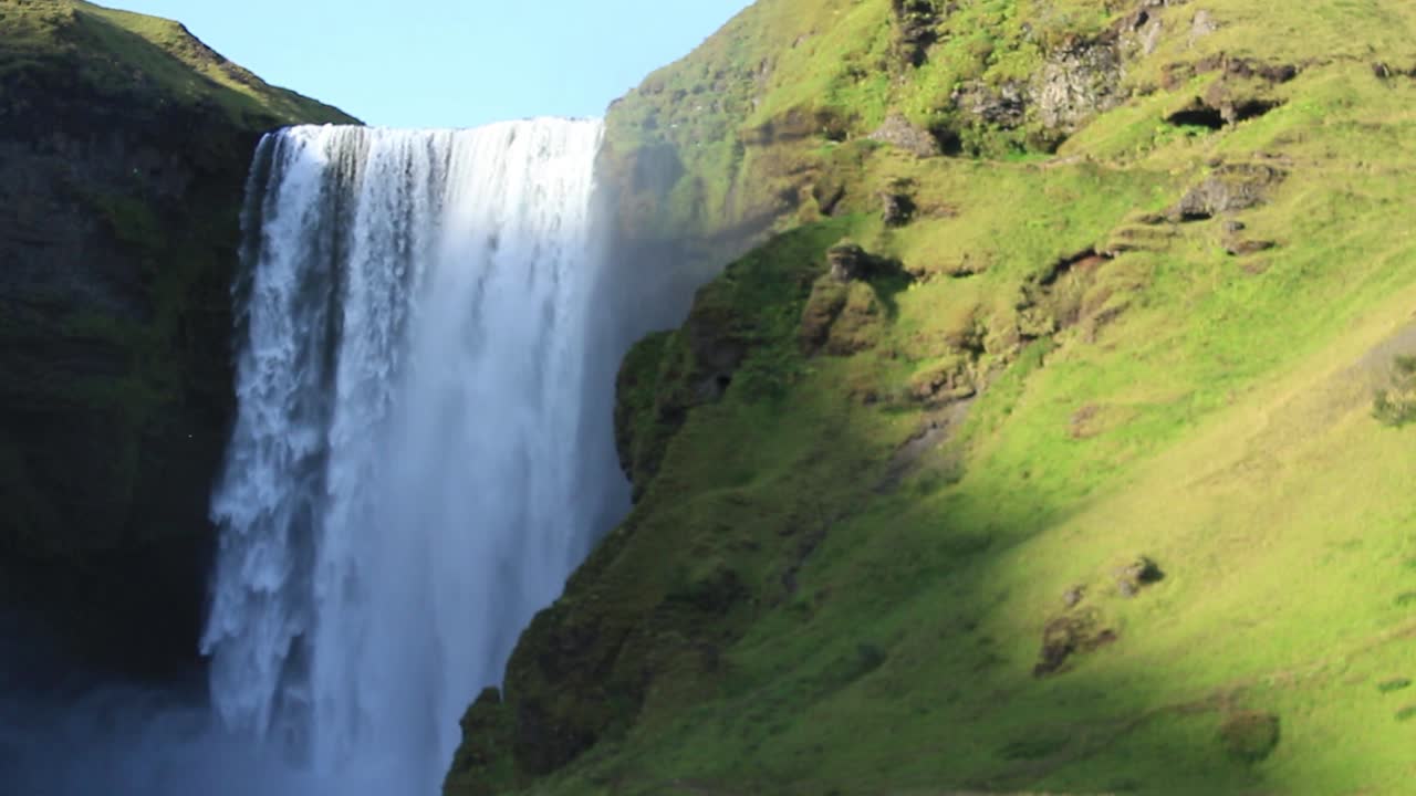 cascada islandesa, en toda su magnificencia, skogarfoss en el sur de islandia