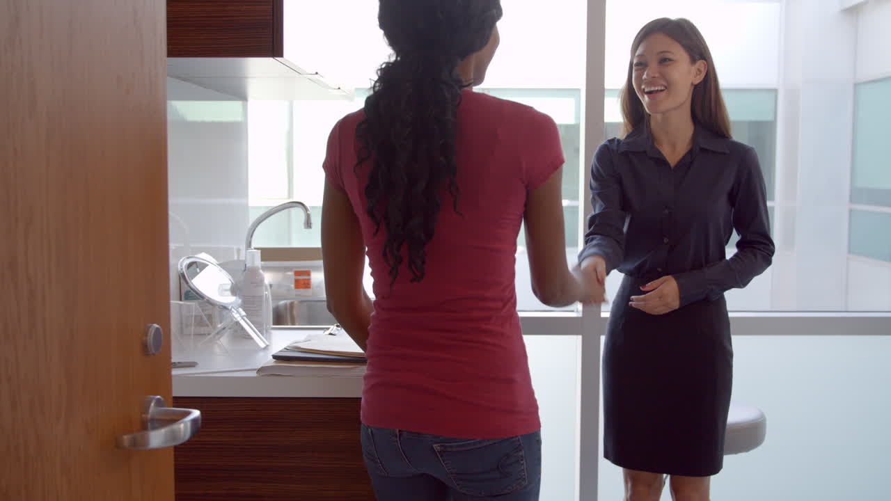 검사실 에서 여성 환자 와 상담 하는 의사