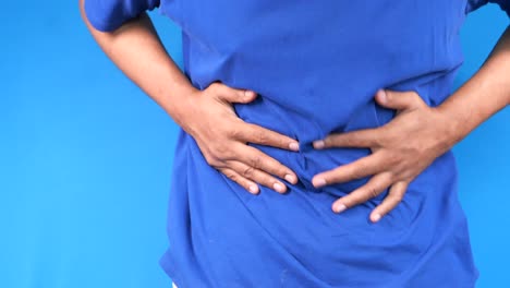 hombre con dolor abdominal