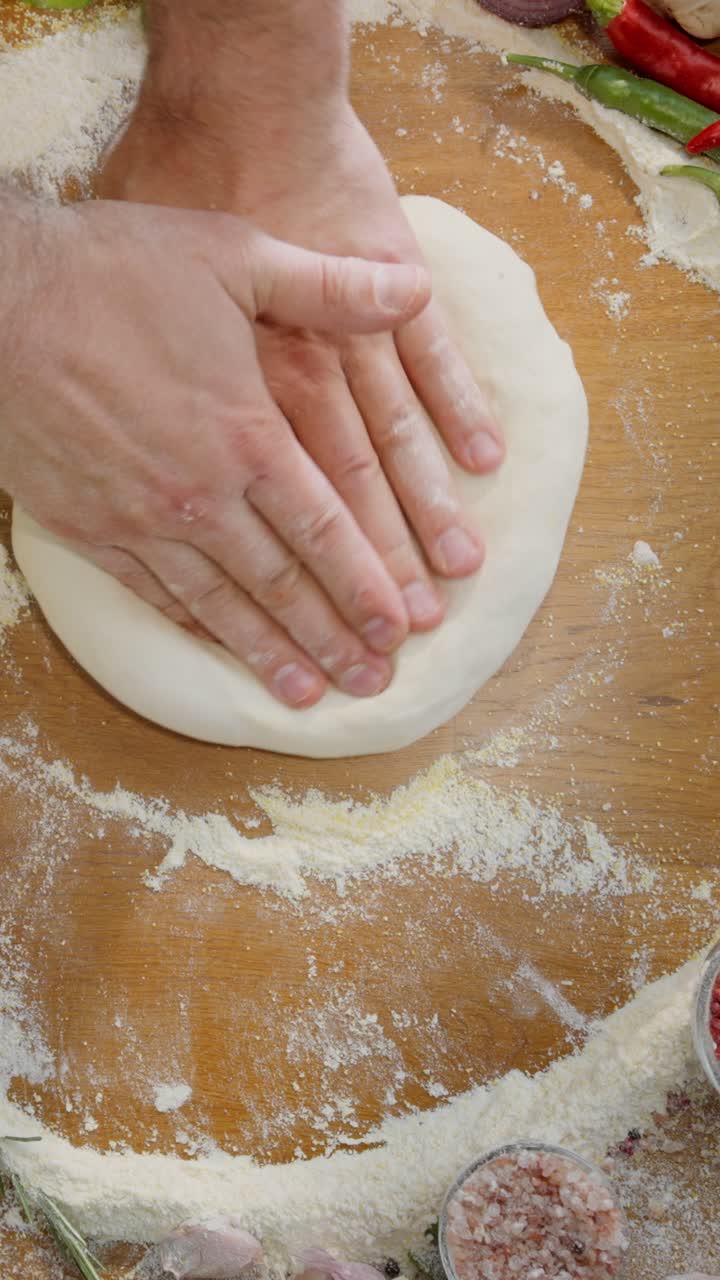 замешивать тесто для пиццы