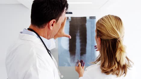 los médicos comprueban el informe de rayos x