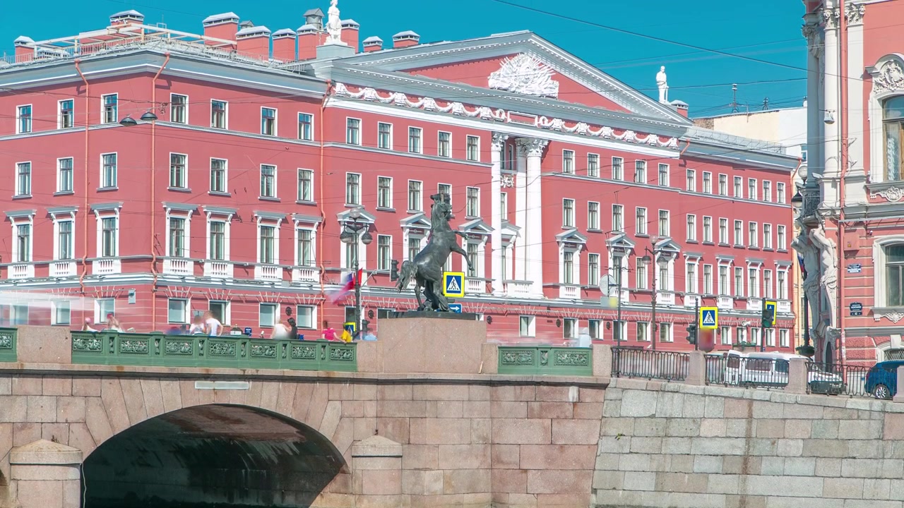 Il Ponte Anichkov è il primo e più famoso ponte sul fiume Fontanka (timelapse). Costruito nel 1842 e ricostruito nel 1908, il ponte combina una forma semplice con decorazioni spettacolari. SAN PIETROBURGO, RUSSIA.