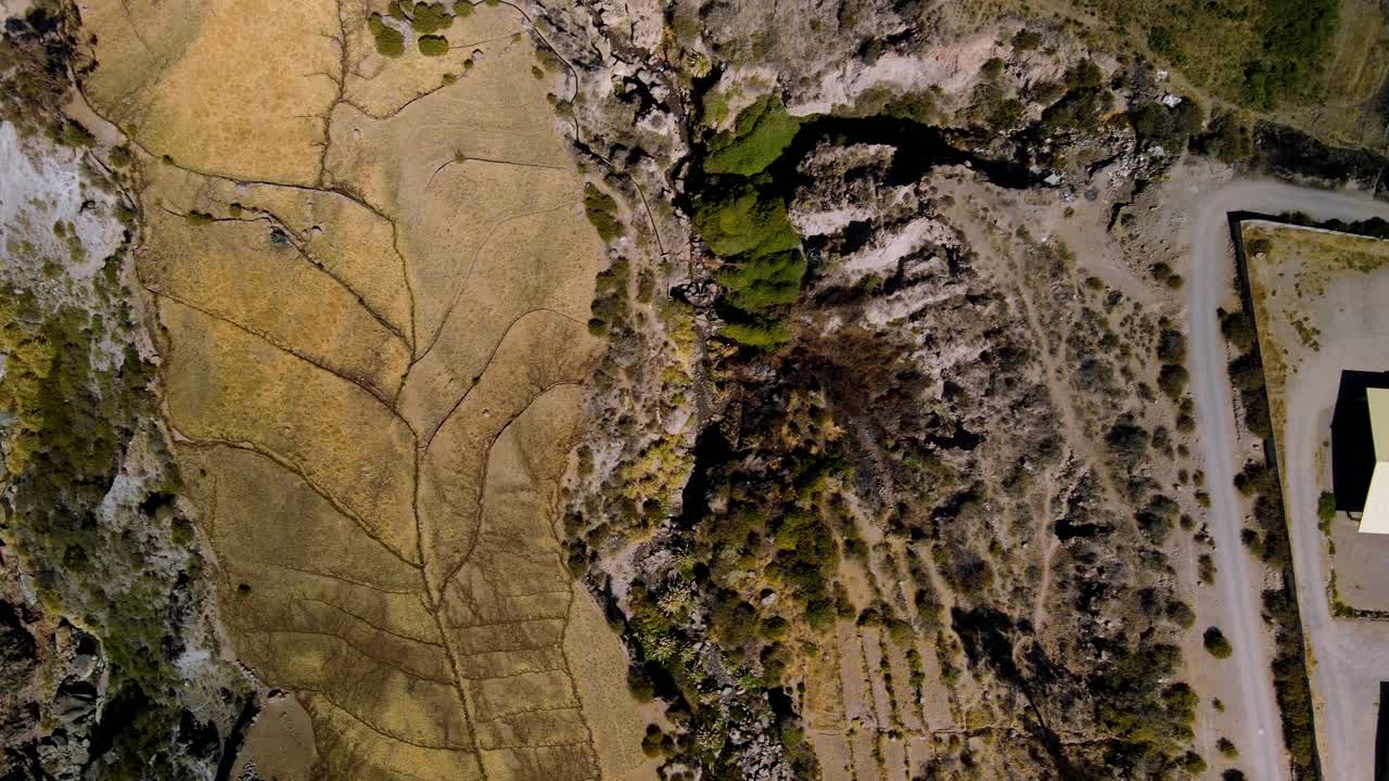 vista aérea en el altiplano, noche soleada, putre, chile - de arriba hacia abajo, drone shot