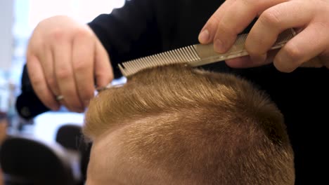 un hombre se corta el cabello en la barbería.