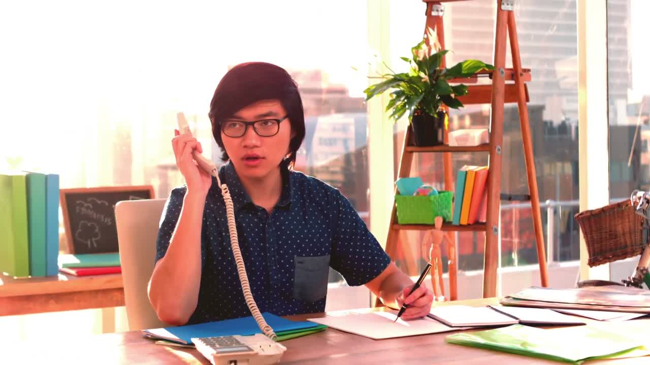 ⁇ 스터 사업가 가 전화 에 응답 하고 있다