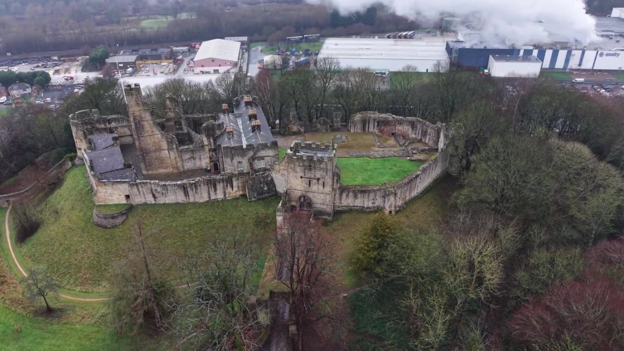 Castillo de Prudhoe en una mañana gris y misteriosa, con nubes bajas y humo saliendo de la fábrica | Prudhoe, Northumberland