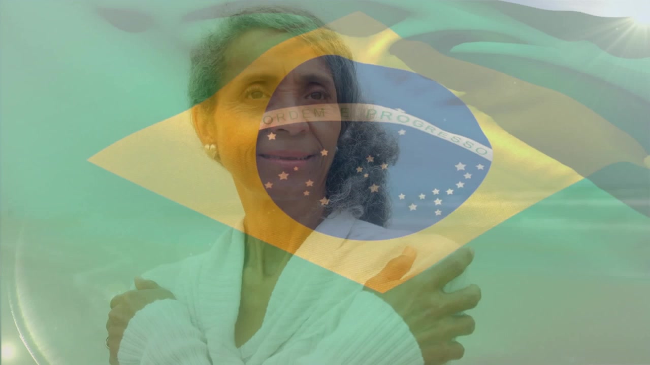 Animação da bandeira da Argélia tremulando sobre ondas no mar.