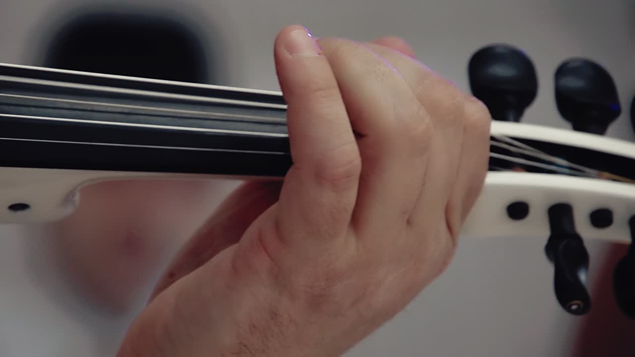 violín en manos de una mujer talentosa