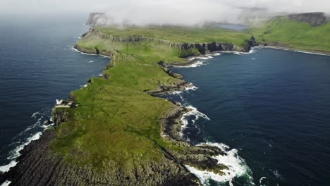 Neist-Point-Leuchtturm-Und-Loch-Moor-Filmische-Luftaufnahme-Von-Der-Spitze-Der-Halbinsel