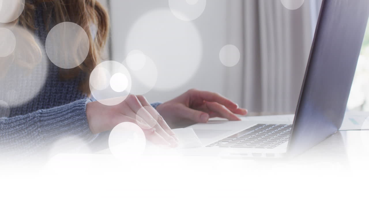 백인 여성이 집에서 노트북을 고 있는  반점 애니메이션