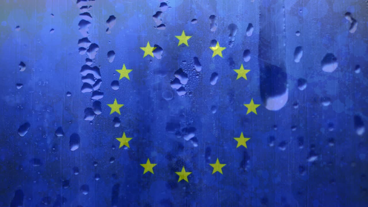las gotas de lluvia en una bandera europea sólida azul con manchas