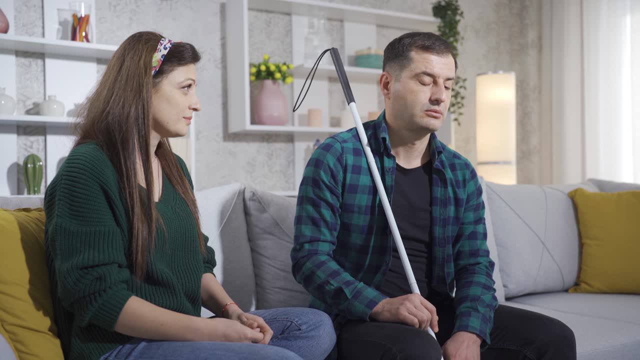 il cieco che condivide i suoi problemi con sua moglie.