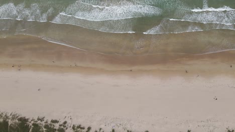 Portrush-Whiterocks-Beach-En-Portrush,-Irlanda-Del-Norte---Playa-De-Arena-Con-Olas-Oceánicas-Desde-La-Costa-De-La-Calzada