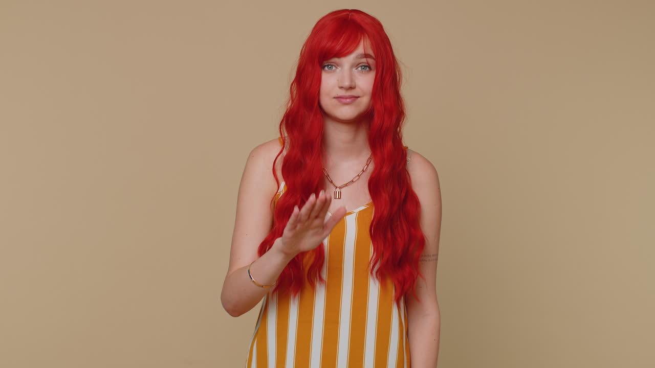 "그녀는 ""아니요, 조심하세요, 위험을 피하세요""라는 징조와 함께 권고하는 손가락 제스처로 경고합니다."